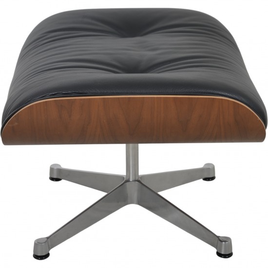 Charles Eames Lounge chair med ottoman i sort læder og valnød 2021