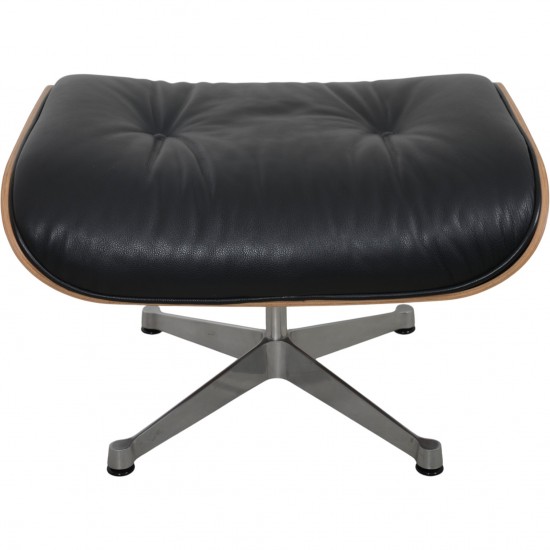 Charles Eames Lounge chair med ottoman i sort læder og valnød 2021