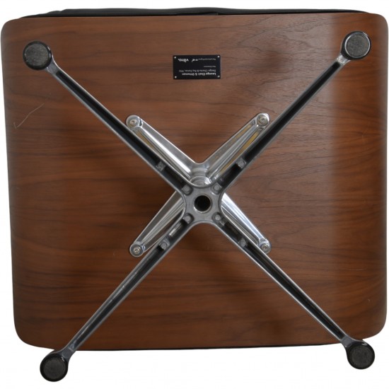 Charles Eames Lounge chair med ottoman i sort læder og valnød 2021