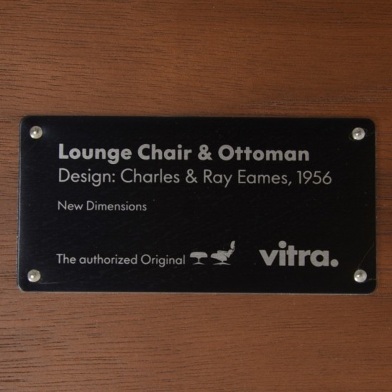 Charles Eames Lounge chair med ottoman i sort læder og valnød 2021