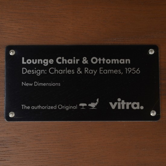 Charles Eames Lounge chair med ottoman i sort læder og valnød 2021