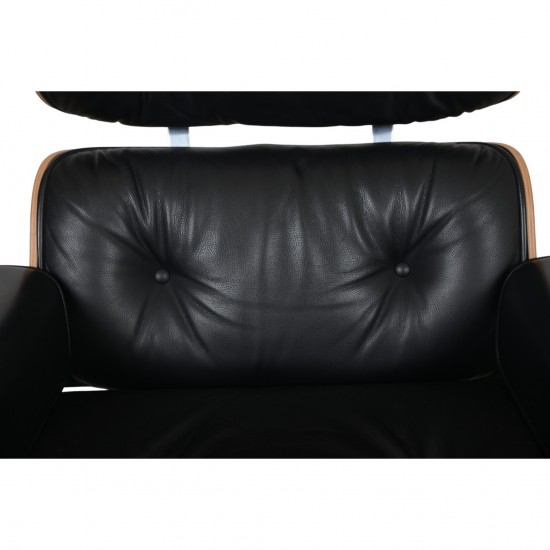 Charles Eames Lounge chair med ottoman i sort læder og valnød 2021