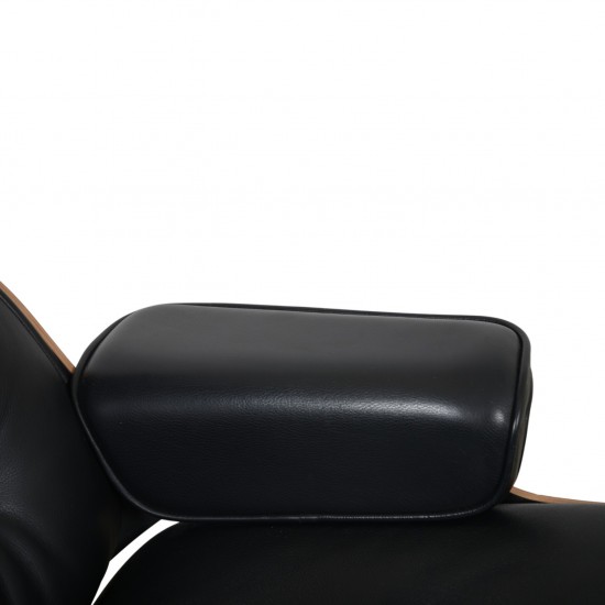 Charles Eames Lounge chair med ottoman i sort læder og valnød 2021