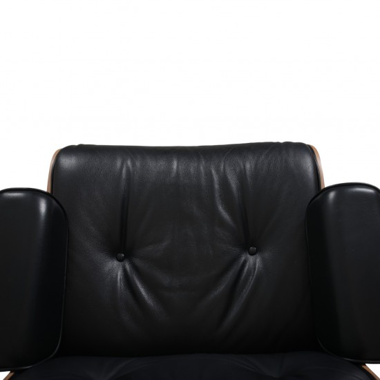 Charles Eames Lounge chair med ottoman i sort læder og valnød 2021