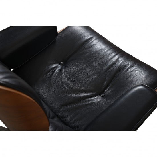 Charles Eames Lounge chair med ottoman i sort læder og valnød 2021