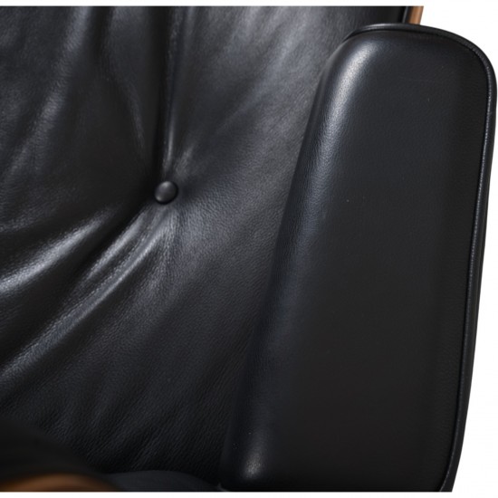 Charles Eames Lounge chair med ottoman i sort læder og valnød 2021