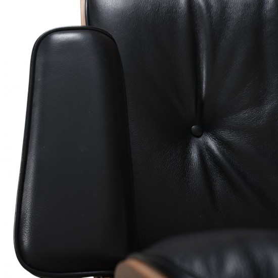 Charles Eames Lounge chair med ottoman i sort læder og valnød 2021