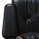Charles Eames Lounge chair med ottoman i sort læder og valnød 2021