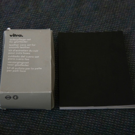 Charles Eames Lounge chair med ottoman i sort læder og valnød 2021