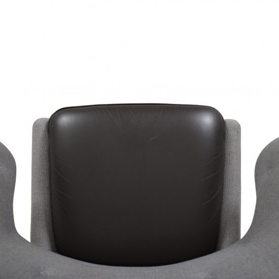 Finn Juhl Pelikan stol i gråt stof 2016