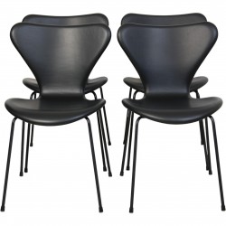 Sæt med 4 Arne Jacobsen Syver stole i sort læder, med sort stel