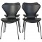 Sæt med 4 Arne Jacobsen Syver stole i sort læder, med sort stel