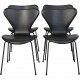 Sæt med 4 Arne Jacobsen Syver stole i sort læder, med sort stel
