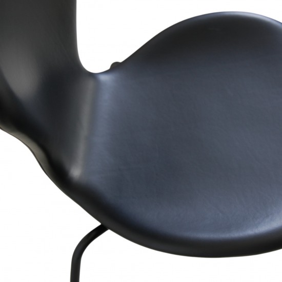 Sæt med 4 Arne Jacobsen Syver stole i sort læder, med sort stel