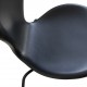 Sæt med 4 Arne Jacobsen Syver stole i sort læder, med sort stel