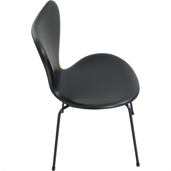 Sæt med 4 Arne Jacobsen Syver stole i sort læder, med sort stel