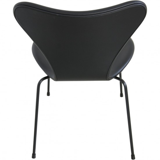 Sæt med 4 Arne Jacobsen Syver stole i sort læder, med sort stel