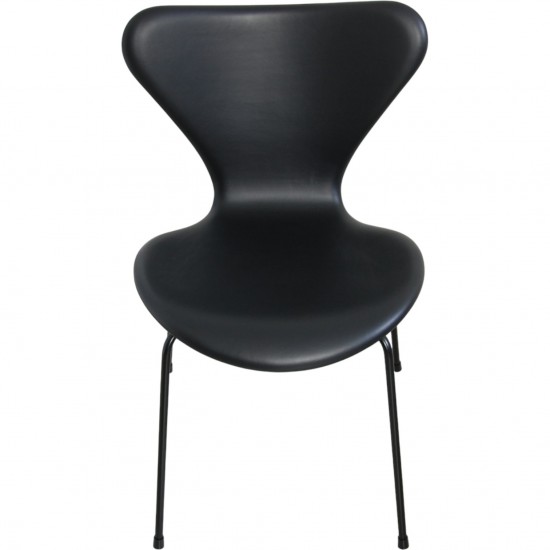 Sæt med 4 Arne Jacobsen Syver stole i sort læder, med sort stel