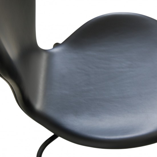 Sæt med 4 Arne Jacobsen Syver stole i sort læder, med sort stel