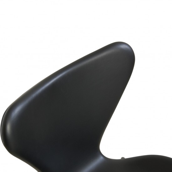 Sæt med 4 Arne Jacobsen Syver stole i sort læder, med sort stel