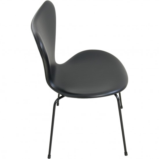 Sæt med 4 Arne Jacobsen Syver stole i sort læder, med sort stel