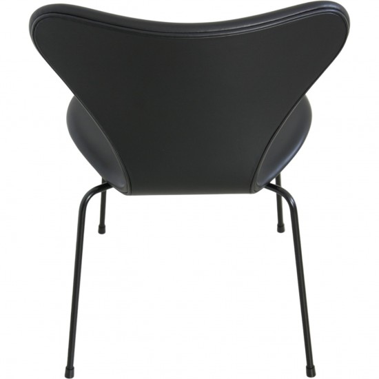 Sæt med 4 Arne Jacobsen Syver stole i sort læder, med sort stel