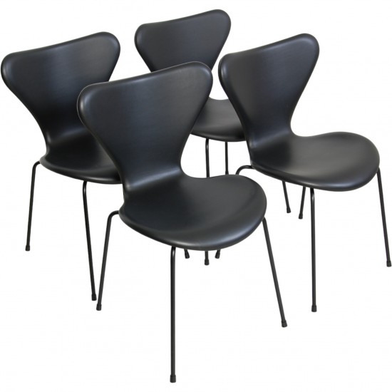 Sæt med 4 Arne Jacobsen Syver stole i sort læder, med sort stel