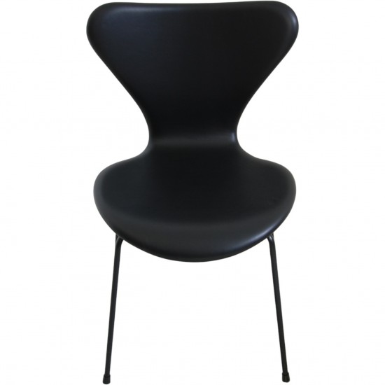 Sæt med 4 Arne Jacobsen Syver stole i sort læder, med sort stel
