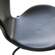 Sæt med 4 Arne Jacobsen Syver stole i sort læder, med sort stel