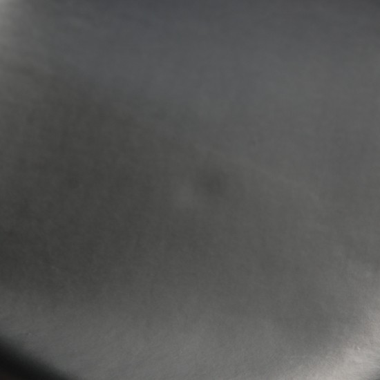 Sæt med 4 Arne Jacobsen Syver stole i sort læder, med sort stel