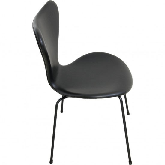 Sæt med 4 Arne Jacobsen Syver stole i sort læder, med sort stel