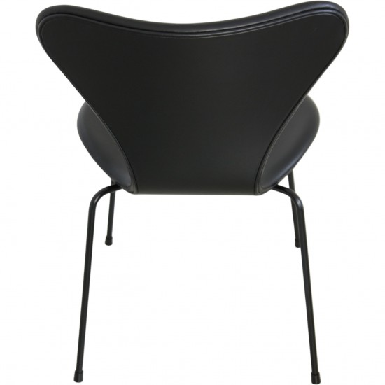 Sæt med 4 Arne Jacobsen Syver stole i sort læder, med sort stel