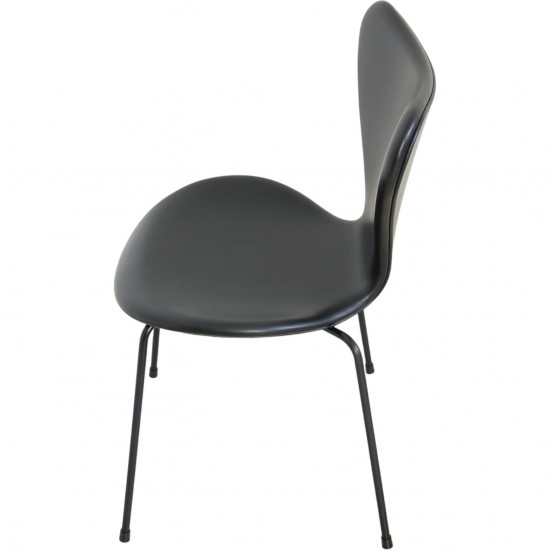 Sæt med 4 Arne Jacobsen Syver stole i sort læder, med sort stel