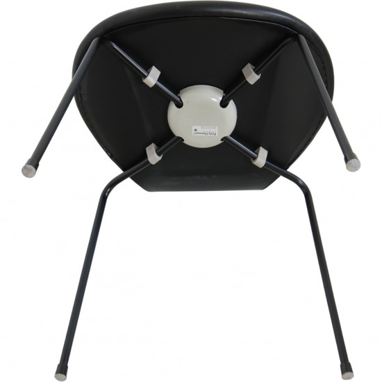 Sæt med 4 Arne Jacobsen Syver stole i sort læder, med sort stel
