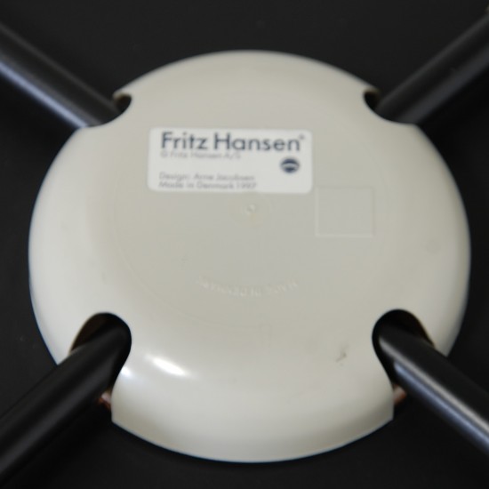 Sæt med 4 Arne Jacobsen Syver stole i sort læder, med sort stel