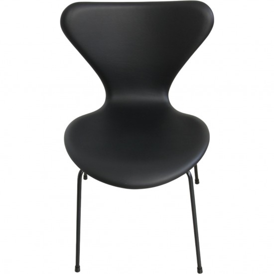 Sæt med 4 Arne Jacobsen Syver stole i sort læder, med sort stel