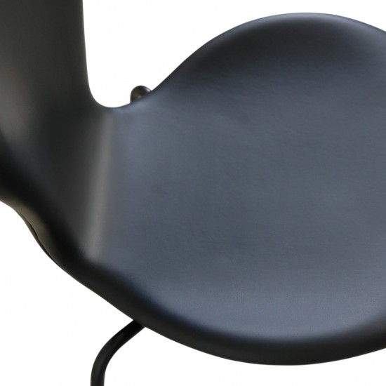 Sæt med 4 Arne Jacobsen Syver stole i sort læder, med sort stel