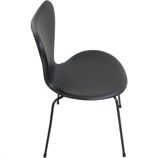 Sæt med 4 Arne Jacobsen Syver stole i sort læder, med sort stel