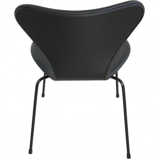 Sæt med 4 Arne Jacobsen Syver stole i sort læder, med sort stel