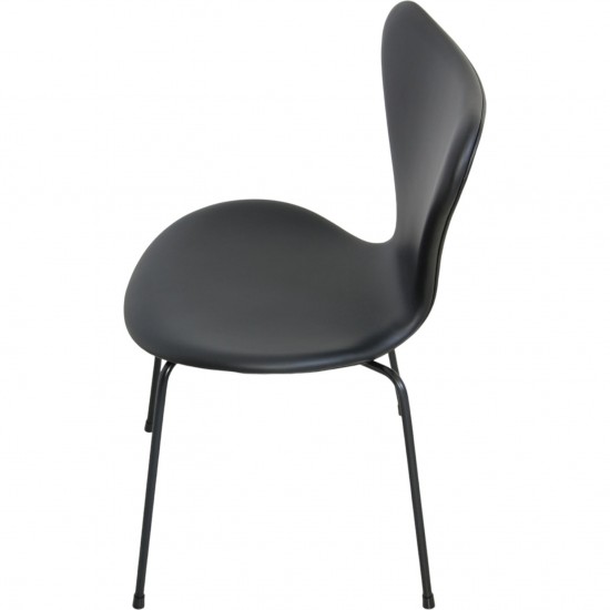 Sæt med 4 Arne Jacobsen Syver stole i sort læder, med sort stel