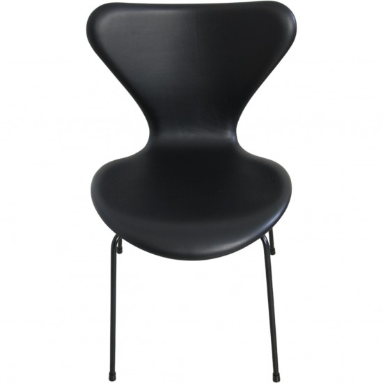 Sæt med 4 Arne Jacobsen Syver stole i sort læder, med sort stel