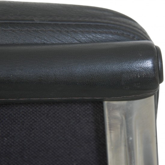 Charles Eames Ea222 loungestol i sort læder