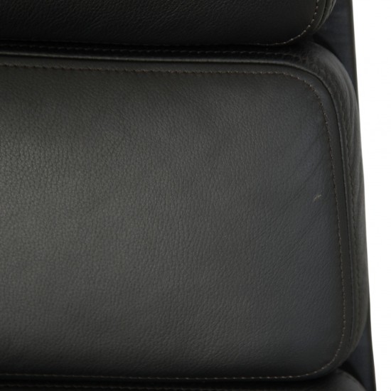 Charles Eames Ea222 loungestol i sort læder