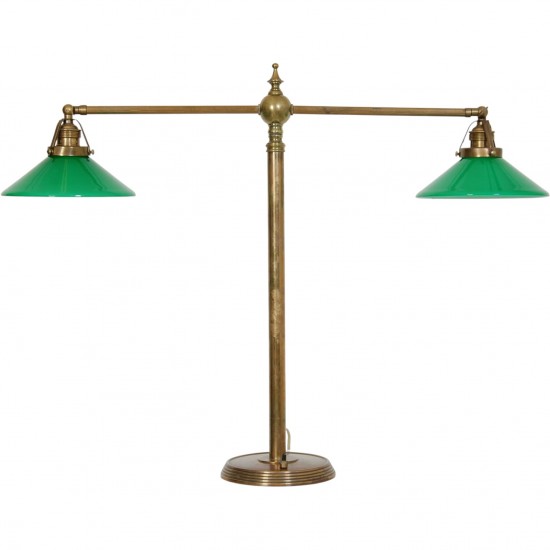 Vintage dobbeltarmet bordlampe i messing med grønne glasskærme