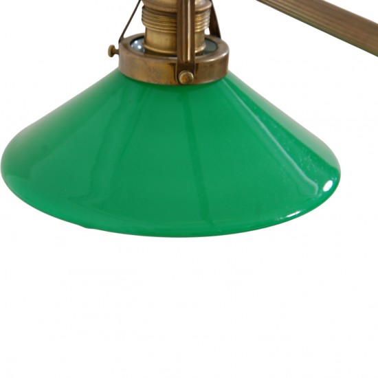 Vintage dobbeltarmet bordlampe i messing med grønne glasskærme