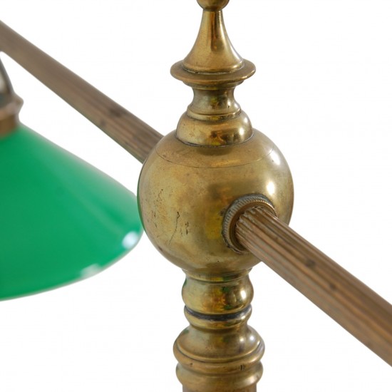 Vintage dobbeltarmet bordlampe i messing med grønne glasskærme