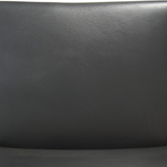 Hans Wegner AP-40 stol i sort læder