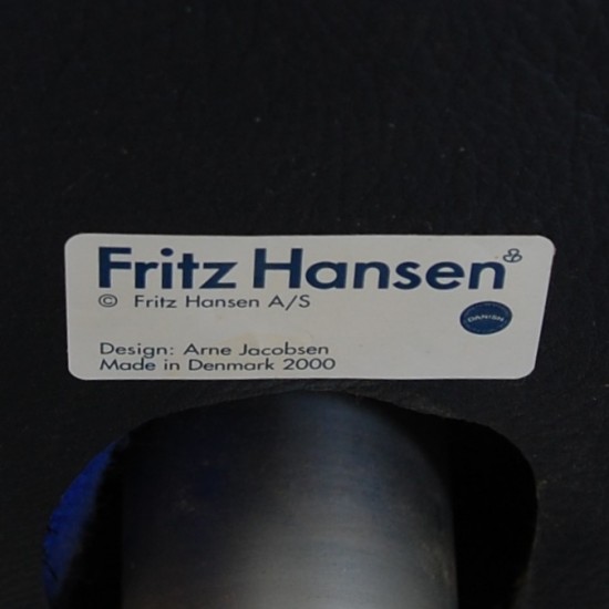 Arne Jacobsen Ægget stol i blåt stof 2000