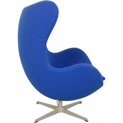 Arne Jacobsen Ægget stol i blåt stof 2000