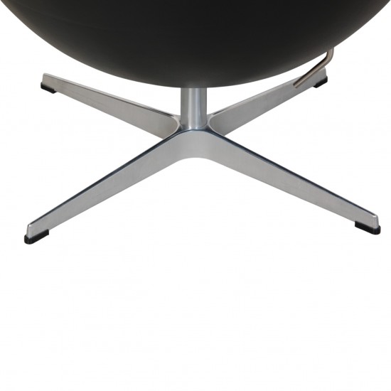 Arne Jacobsen Ægget stol i sort Aura læder 2017